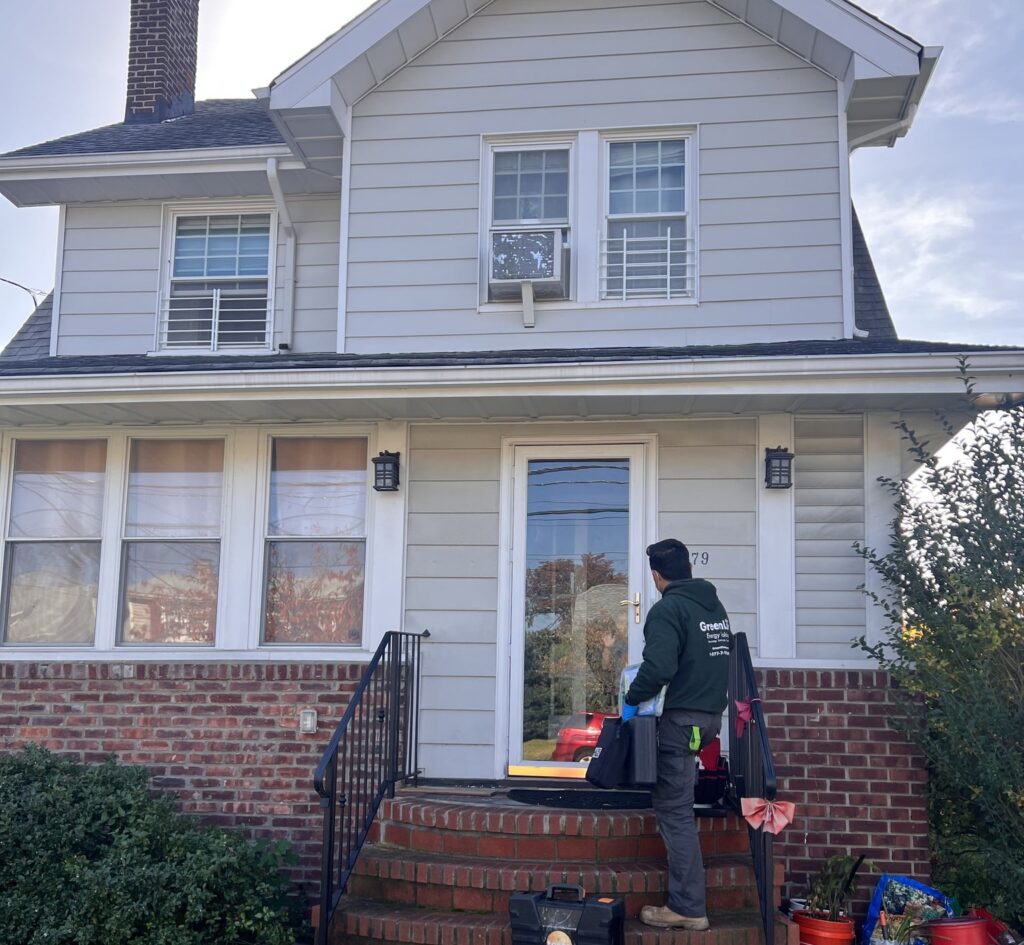 315190679_826868895308306_7085862315641102476_n (1) greenlife worker at the front door of a home
